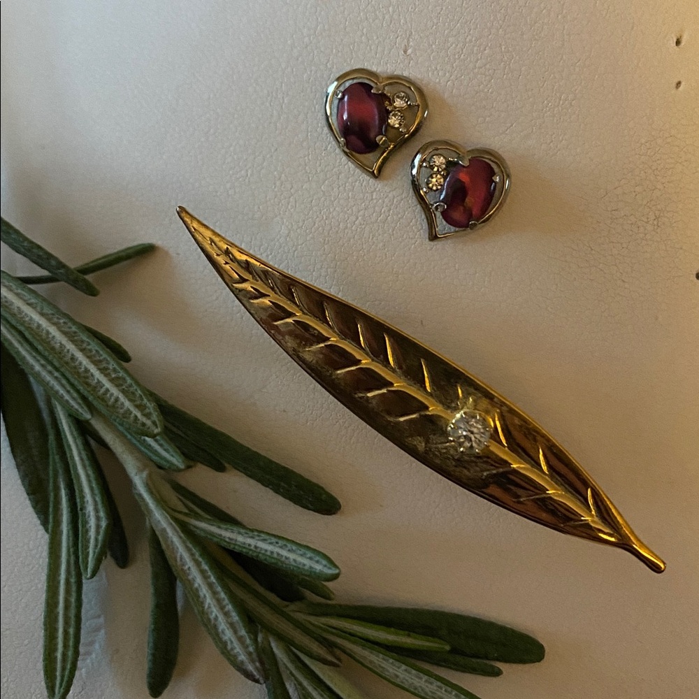 Cheap & Cheerful! Vintage 1960/70s leaf  brooch + heart shaped studs.